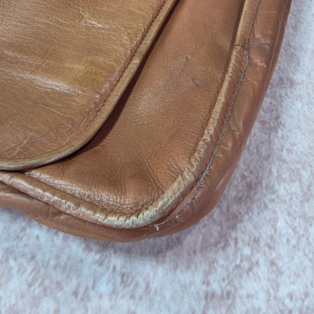 Vintage Wilsons Tan Leather Messenger Bag Flap Crossbody Adjustable Strap
